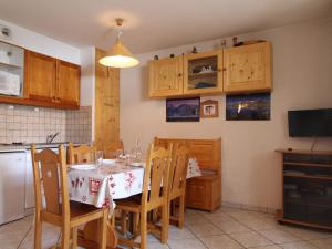 una cocina con mesa y sillas y una cocina con en Appartement Aussois, 3 pièces, 6 personnes - FR-1-508-152, en Aussois