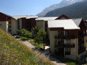 a row of buildings with mountains in the background at Appartement cosy pour 4 pers à Val Cenis Haut, proche pistes, balcon sud-ouest, casier à skis - FR-1-508-155 in Lanslevillard +4 photos