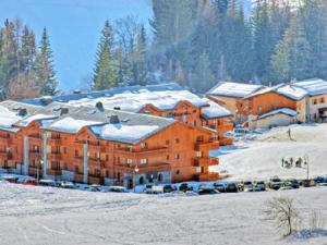 a large building with snow on top of it at Appart cosy 6 pers, proche pistes, WiFi, parking, draps inclus - FR-1-508-117 in Lanslevillard