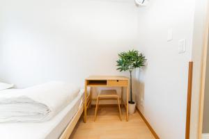 E JOY INN-East Nipoori Branchにあるベッド