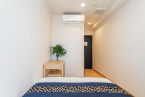 E JOY INN-East Nipoori Branchにあるベッド