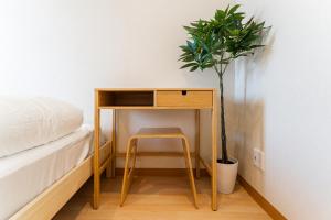 E JOY INN-East Nipoori Branchにあるベッド
