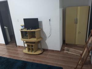 uma televisão sentada numa bancada numa sala em B & B Hostels Balneário em Balneário Camboriú