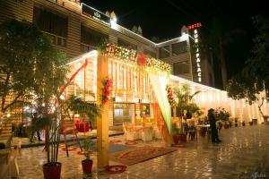 Un edificio con luci natalizie a lato. di Hotel Suraj Palace a Bhopal
