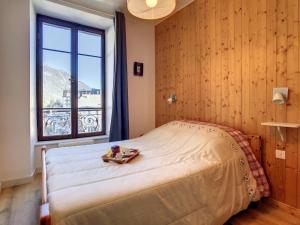 1 dormitorio con 1 cama grande y ventana grande en Appartement Chamonix-Mont-Blanc, 4 pièces, 8 personnes - FR-1-507-25, en Chamonix-Mont-Blanc