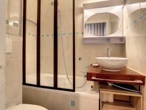 y baño con lavabo, aseo y ducha. en Appartement Chamonix-Mont-Blanc, 4 pièces, 8 personnes - FR-1-507-25, en Chamonix-Mont-Blanc
