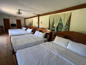 Postel nebo postele na pokoji v ubytování The Creek Garden Resort Huainamrin เดอะ ครีก การ์เด้น รีสอร์ท ห้วยน้าริน