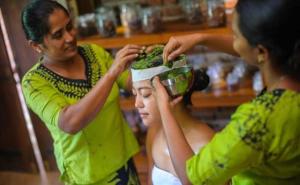 Deux femmes aident une femme avec ses cheveux dans l'établissement Mahee Villa & Ayurvedic Spa, à Dambulla