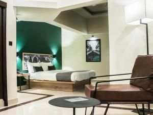 LOKAL Rooms x Shahrah-e-Faisal (Nursery)客房内的一张或多张床位