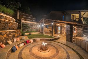 Fotografie z fotogalerie ubytování SaffronStays Sunkissed - 2 Bedroom Infinity Pool Villa in Mulshi v destinaci Mulshi