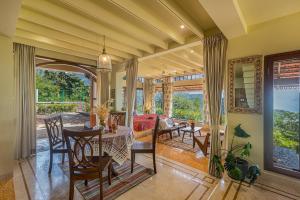 Posezení v ubytování SaffronStays Sunkissed - 2 Bedroom Infinity Pool Villa in Mulshi