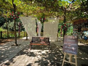 un banco en un parque con un cartel al lado en Echodi San José Roman 