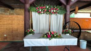 una mesa con flores rosas y blancas. en Echodi San José Roman 