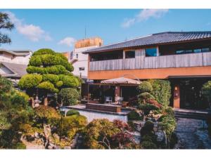 神戸市にあるWASEIDOU ZEN - Vacation STAY 17184vの建物と木のある庭園の景色