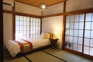 Postel nebo postele na pokoji v ubytování 12月NEWOPEN 鎌倉House 響 ペットと泊まれる北鎌倉4LDK貸別荘