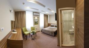 Postel nebo postele na pokoji v ubytování Hotel Kragujevac + 37 fotografií