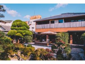 vistas a un jardín con un edificio y un árbol en WASEIDOU ZEN - Vacation STAY 17230v en Kobe