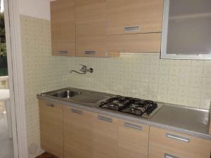 cocina con fregadero y fogones en Apartment in Bibione 38371, en Bibione