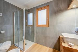 un bagno con doccia e lavandino di Chalet Merveille Ski In - Ski Out a Sauze d'Oulx Altre 35 foto