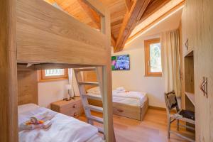 Un pat sau paturi într-o cameră la Chalet Merveille Ski In - Ski Out +34 fotografii