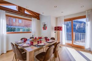 Un comedor con mesa y sillas de madera. en Chalet Merveille Ski In - Ski Out, en Sauze dʼOulx