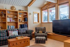 sala de estar con sofás y TV de pantalla plana. en Baldy View Home - Amazing Hillside Home Close to Warm Springs Lifts, en Ketchum