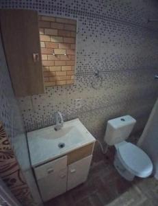 B & B Hostel Ingleses في فلوريانوبوليس: حمام مع مرحاض ومغسلة ومرآة