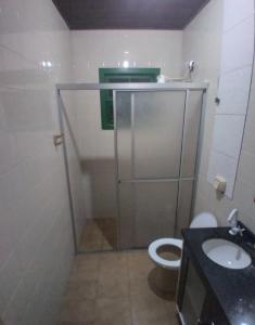 B & B Hostel Ingleses في فلوريانوبوليس: حمام مع دش ومرحاض ومغسلة