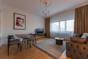 un soggiorno con tavolo e divano di Sarajevo Central Elegance Apartments a Sarajevo