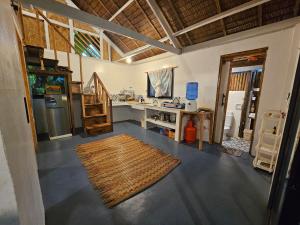 cocina con nevera y alfombra en el suelo en The Surf House Pacifico, en San Isidro