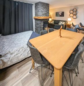 1 dormitorio con 1 cama y 1 mesa con sillas en 2 Bedroom and Wall Bed Mountain Getaway Ski In Ski Out Condo with Hot Pools Sleeps 8, en Panorama