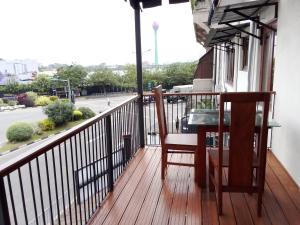 une terrasse couverte avec une table et une chaise sur un balcon dans l'établissement Urban Deck, à Colombo