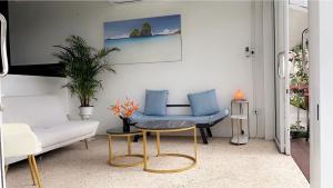 White Seaview Residence的休息区