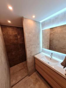 ein Badezimmer mit einer Badewanne und einem Waschbecken in der Unterkunft Best place Apartment "Ambiente" include Jokercard in Saalbach-Hinterglemm