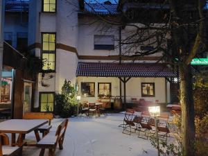 eine Terrasse mit Tischen und Stühlen vor einem Gebäude in der Unterkunft Hotel Lindenhof in Rödermark