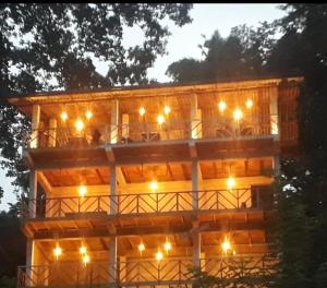un edificio iluminado con luces en la parte superior en Talalla Freedom Resort, en Talalla South