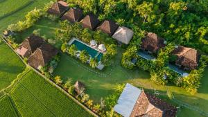 uma vista superior de uma casa com um quintal em Aswanaya Villas Ubud em Ubud