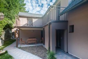 ein Haus mit einem Balkon mit einem Tisch und Stühlen in der Unterkunft U Housenky in Klokočí