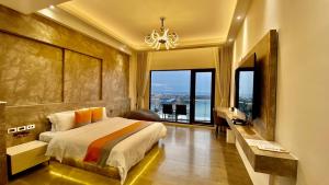 Uma cama ou camas num quarto em 愛琴海岸精品民宿