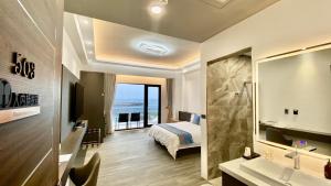 Uma cama ou camas num quarto em 愛琴海岸精品民宿