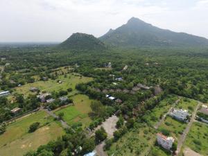 una vista aérea de un pueblo con montañas en el fondo en RPM home stay en Tiruvannāmalai