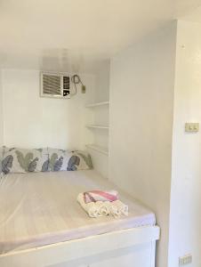 une petite chambre avec un lit dans une pièce dans l'établissement Casa Luna 3 by Angelito's, à General Luna