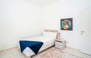Postel nebo postele na pokoji v ubytování HomesGetaway - 3BR Villa+Study in The Lakes Zulal1