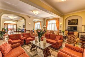 duży salon z kanapami i stołem w obiekcie Villa Romita w mieście SantʼAgata sui Due Golfi