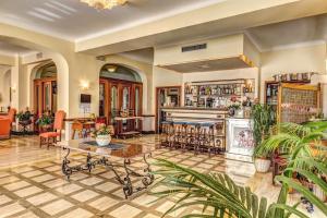 salon z kominkiem i barem w obiekcie Villa Romita w mieście SantʼAgata sui Due Golfi