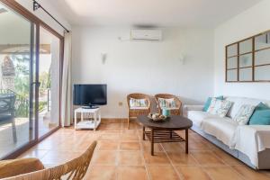 Televisyen dan/atau pusat hiburan di Apartamento en Jávea, cerca de la Caleta