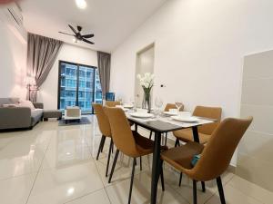 een eetkamer en een woonkamer met een tafel en stoelen bij 3 Room Cozy Comfy 1-11 pax Old Klang Road 7 min to Midvalley in Kuala Lumpur