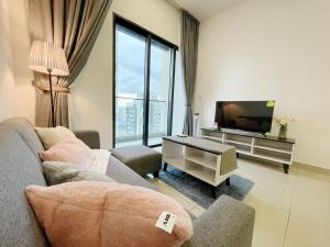 een woonkamer met een bank en een flatscreen-tv bij 3 Room Cozy Comfy 1-11 pax Old Klang Road 7 min to Midvalley in Kuala Lumpur