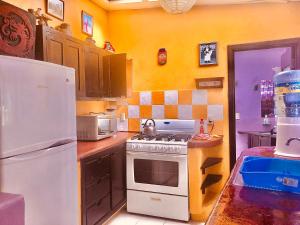 a kitchen with a white stove and a refrigerator at Comfortable and central cabin in San Cristóbal de Las Casas