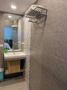 uma casa de banho com um lavatório e um chuveiro em MONTECRISTO em San Pablo
